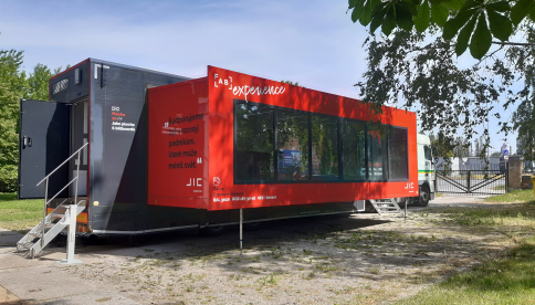 Před školou zaparkoval FabLab