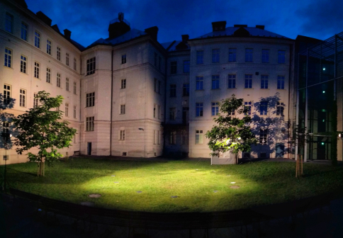 Shakespeare v atriu školy