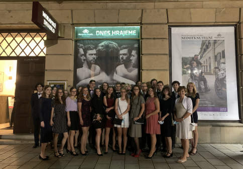 V divadle v rouškách