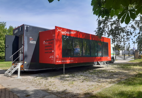 Před školou zaparkoval FabLab