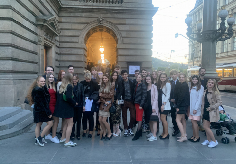 4. A navštívila hlavní město