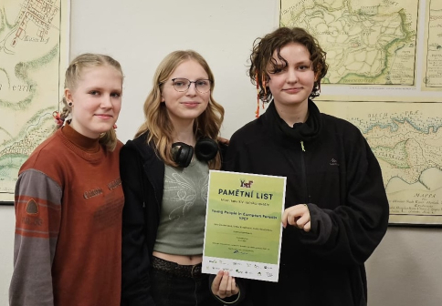 Mladí lidé v evropských lesích